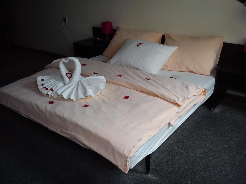 Hotel Pyramida Brno Bagian luar foto