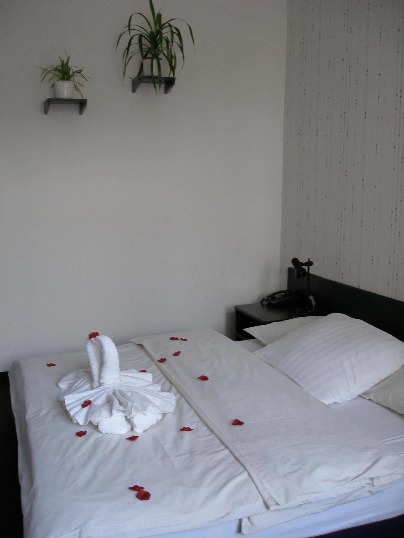 Hotel Pyramida Brno Bagian luar foto