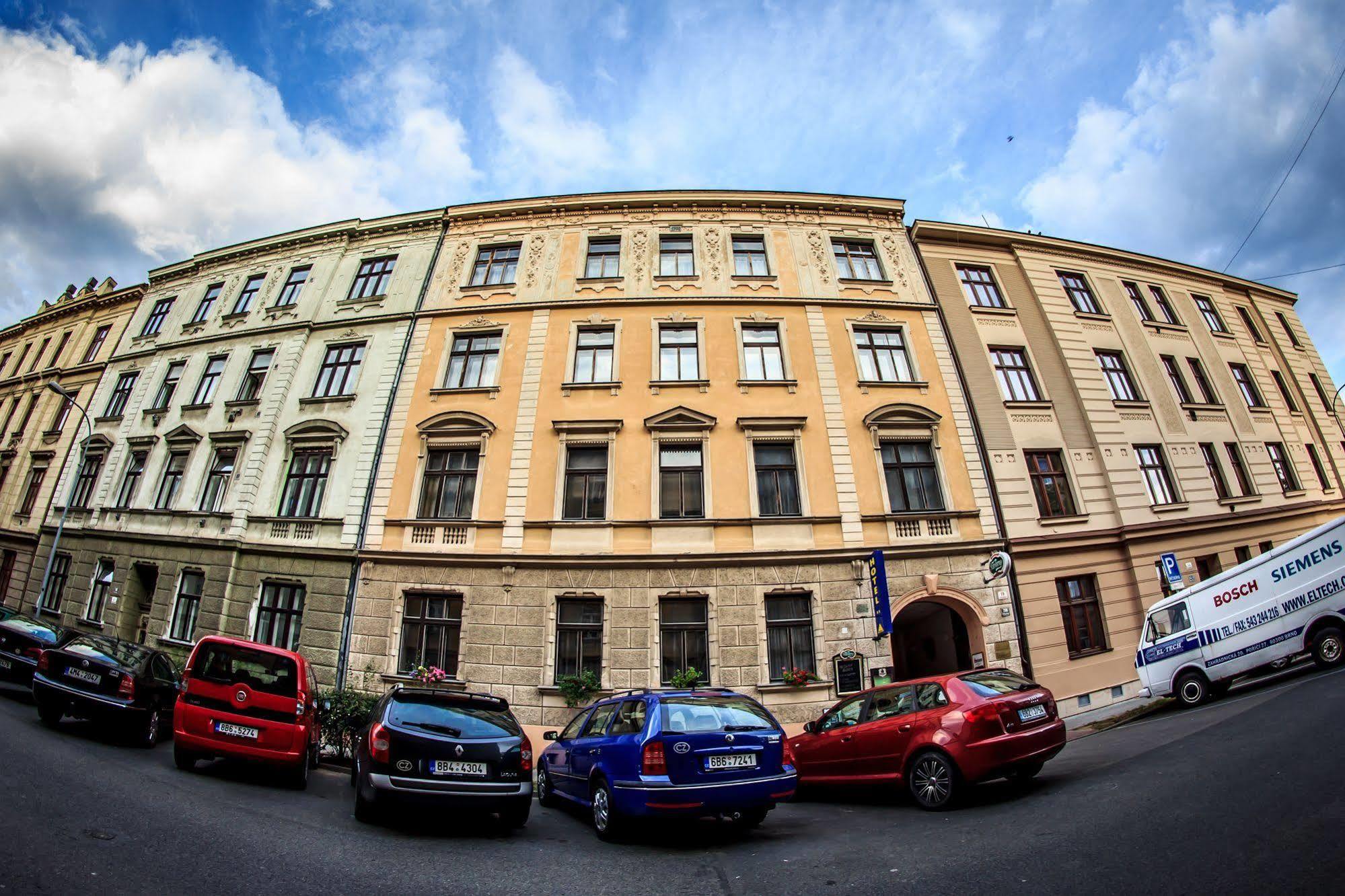Hotel Pyramida Brno Bagian luar foto