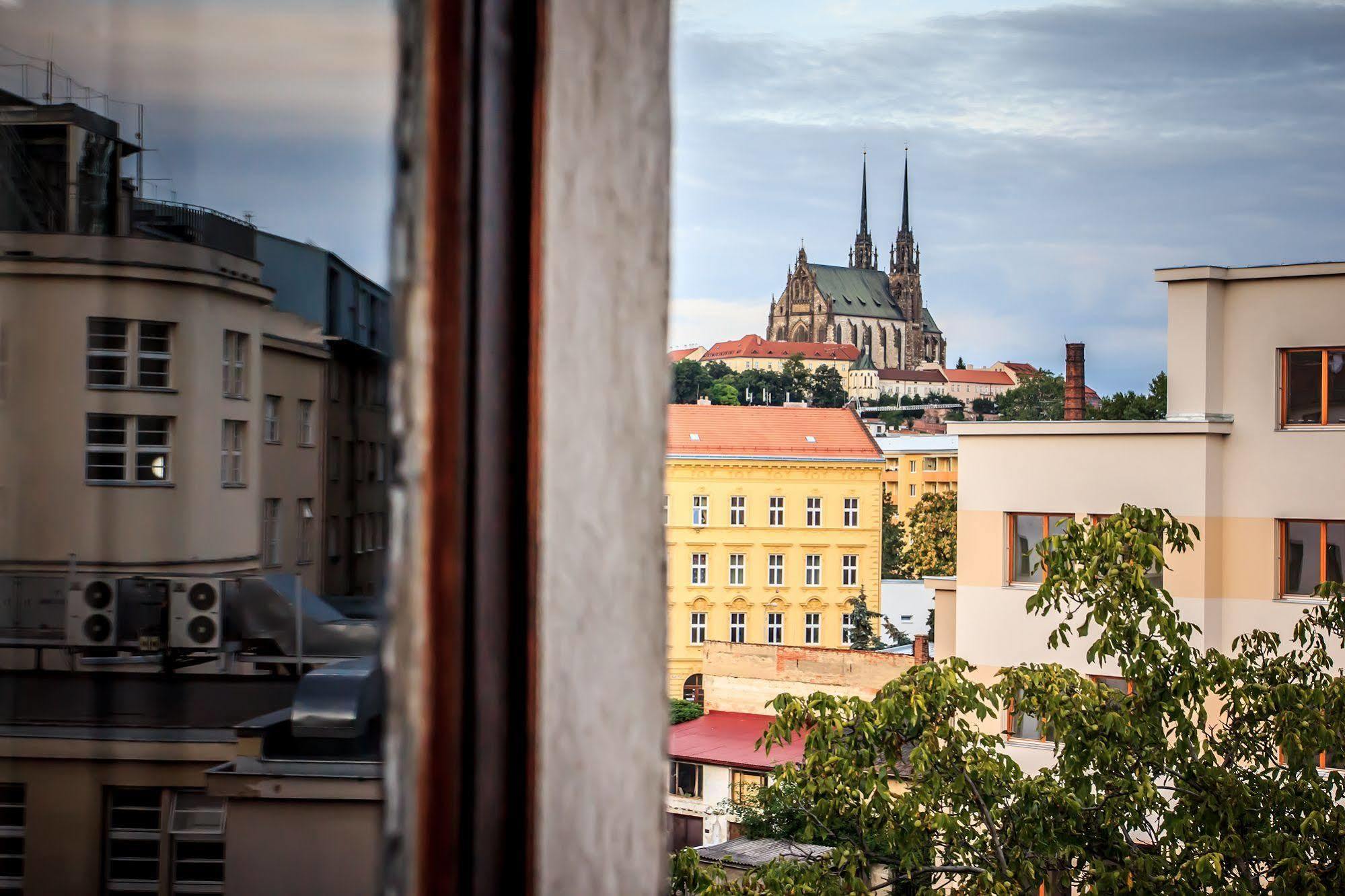 Hotel Pyramida Brno Bagian luar foto