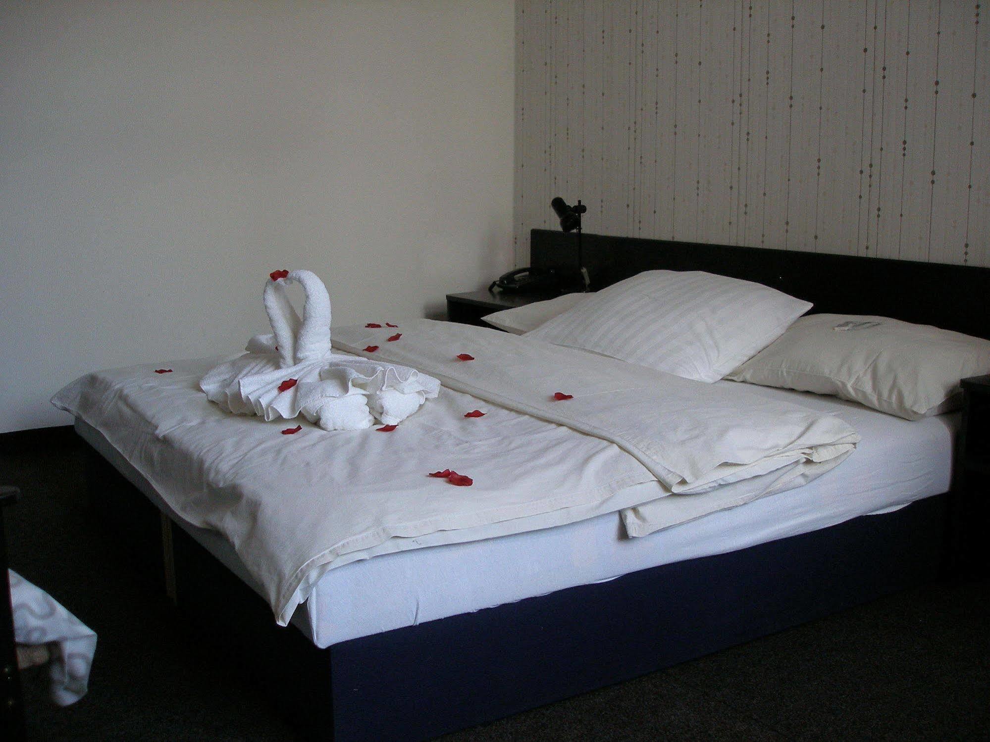Hotel Pyramida Brno Bagian luar foto