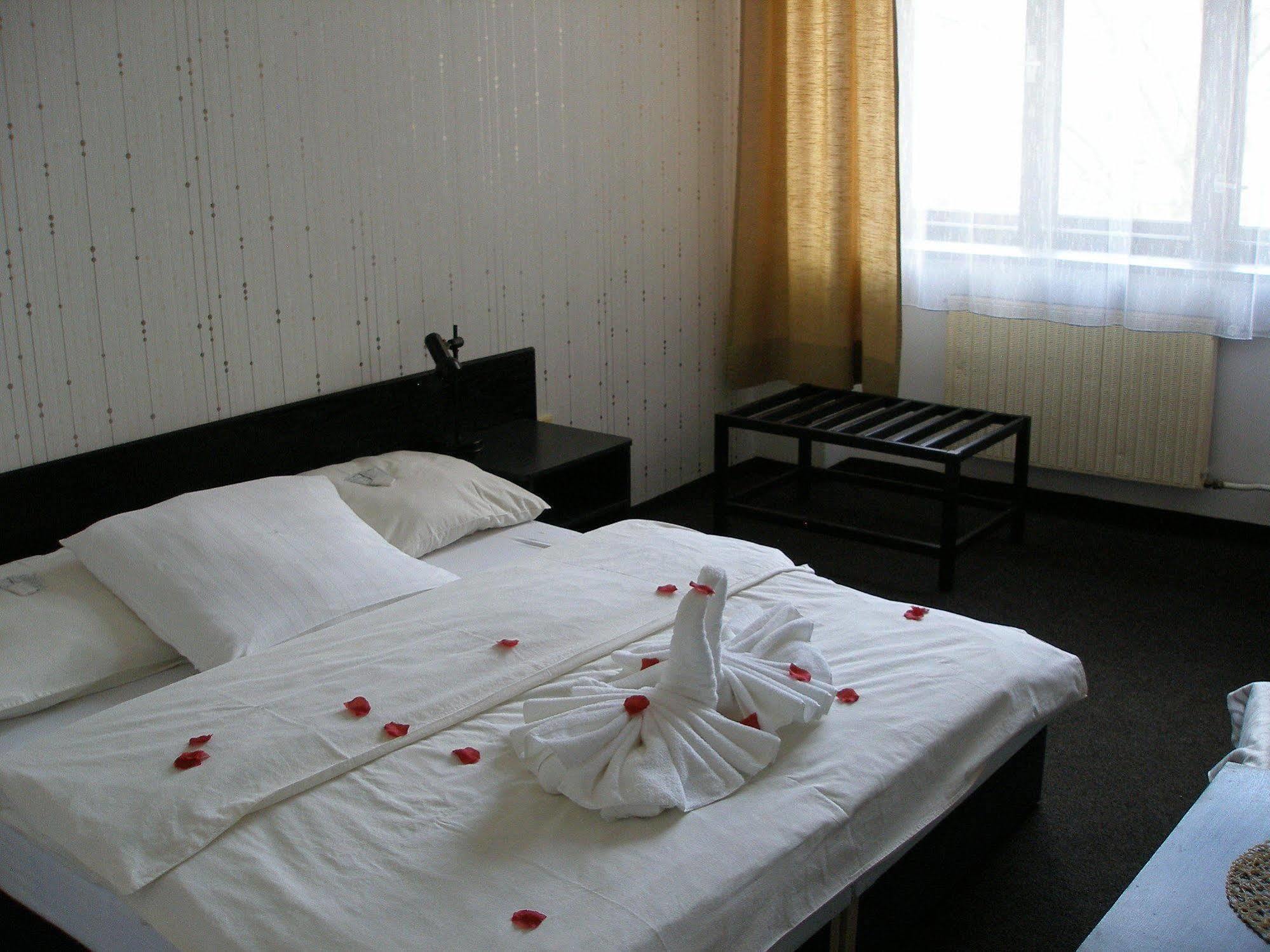 Hotel Pyramida Brno Bagian luar foto