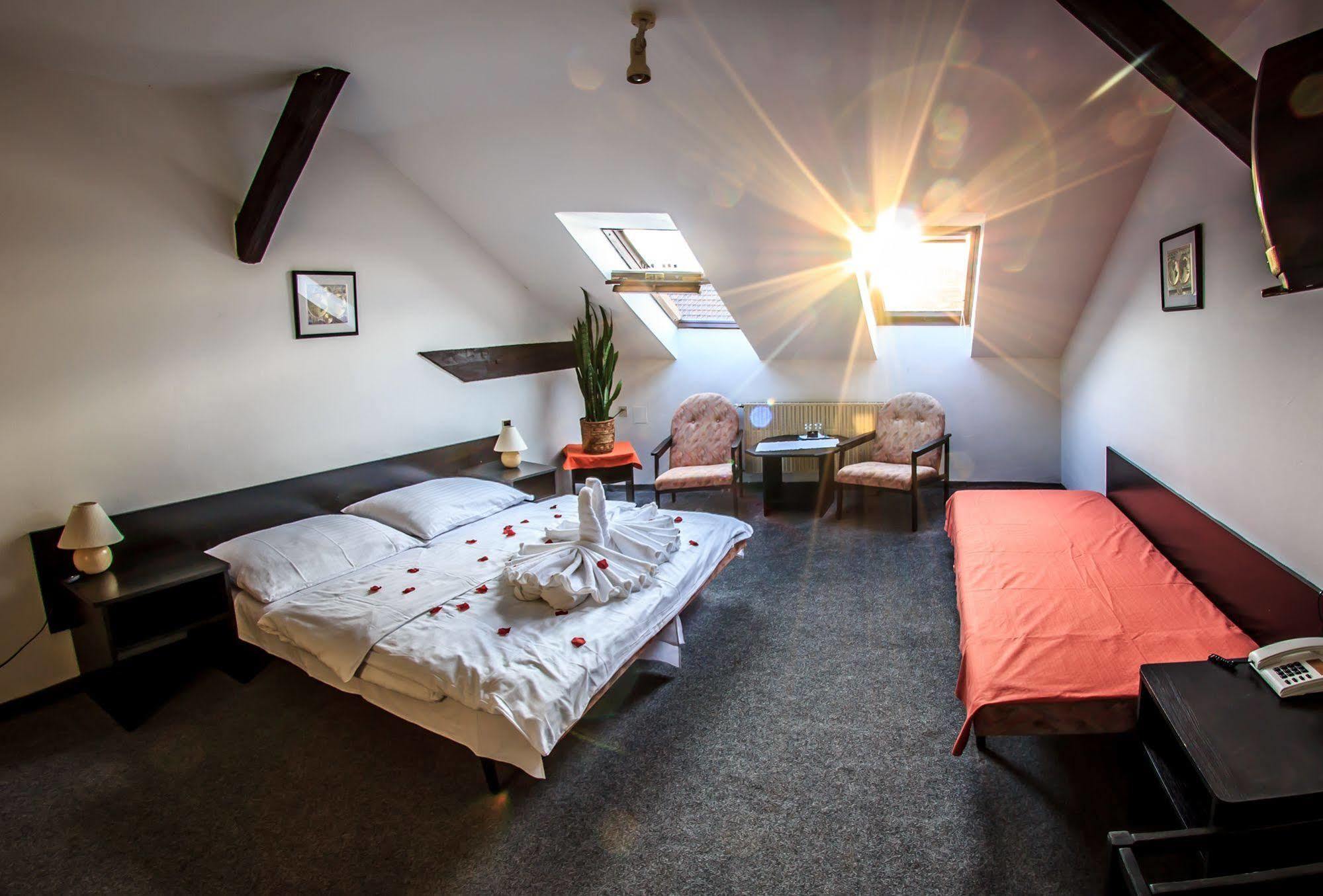Hotel Pyramida Brno Bagian luar foto